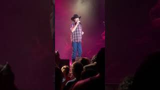 Tracy Lawrence performing That's how a cowgirl says goodbye