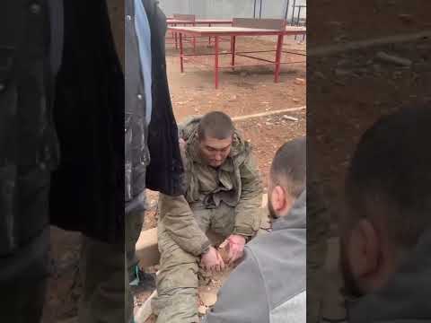 Местные жители допрашивают контуженного русского солдата