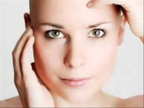 Uma mulher com 1 fio de cabelo