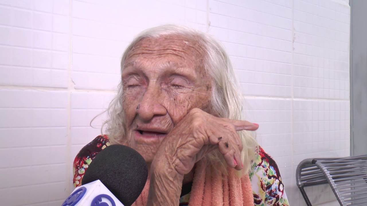 Mães" esquecidas em asilo" choram de saudade"