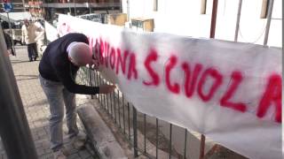 cocchia-i-prof-appendono-gli-striscioni-di-protesta