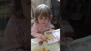 София просто обожает рассказываывать стихи и сказки, сама их сочиняет. На видео ей 3,5 года, делает вид, будто читает книжку Ефремова София Дмитриевна 4 года