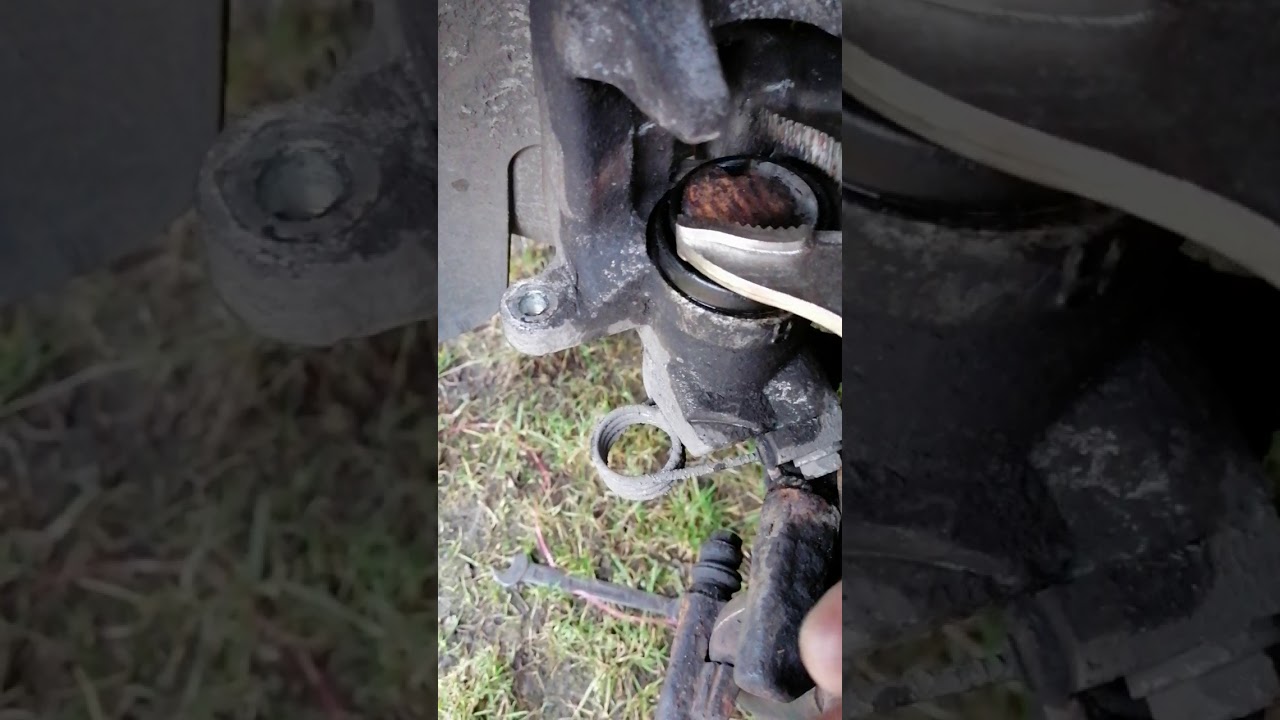 Wkręcanie tłoczka za pomocą szczypiec zaciskowych. Tylna oś volkswagen.