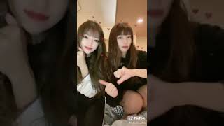 JK 右の子パンチラ？