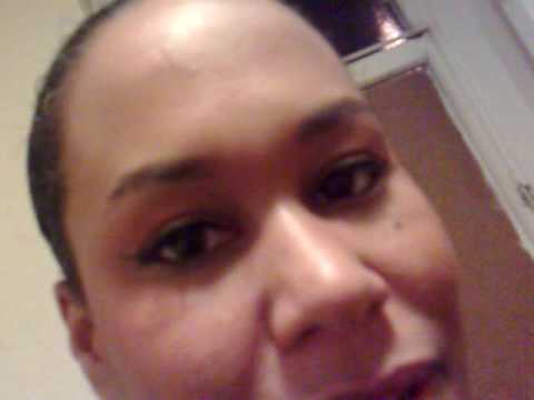 Rebecca bricht sich den Absatz vom Schuh ab,während sie Ameisen mit Liebesperlen füttert!