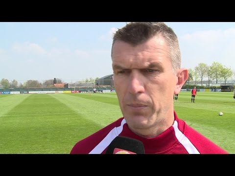 NAC-trainer Dijkhuizen steunt speler Gradje Damen na neerschieten vader