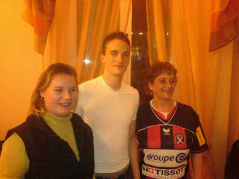 Natacha   Martine et Mimi avec des joueurs de Ne Xamax