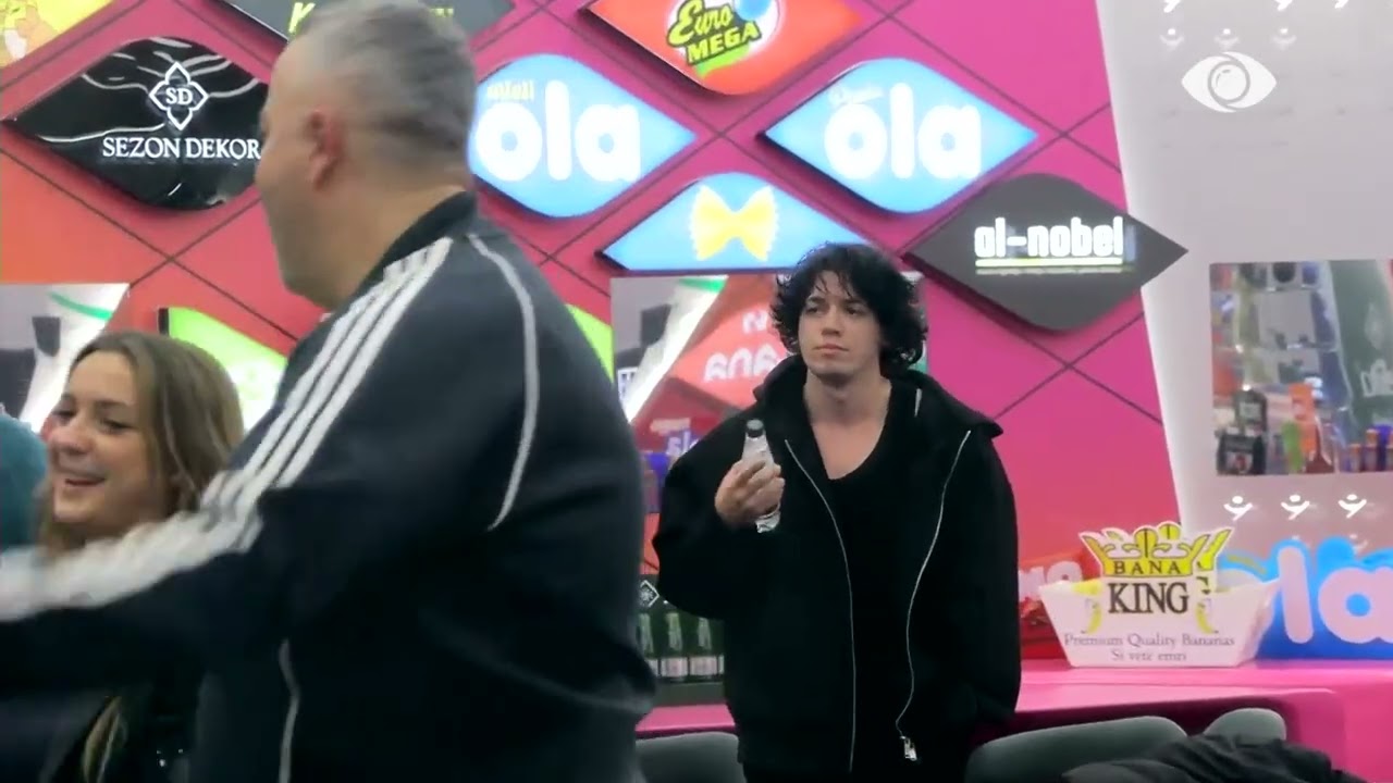 Vijon atmosfera në shtëpi, Rogerti, Juela dhe Stenaldo këndojnë karaoke