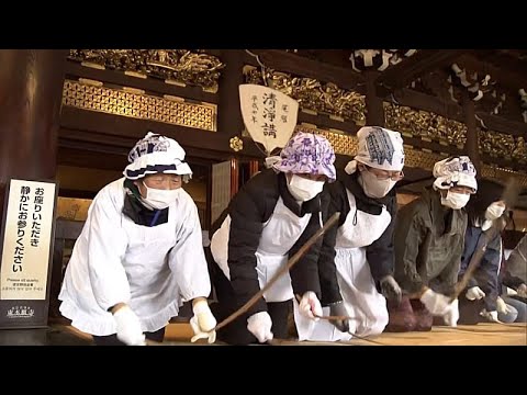 Setki osób sprzątają na koniec roku w głównych buddyjskich świątyniach Kioto