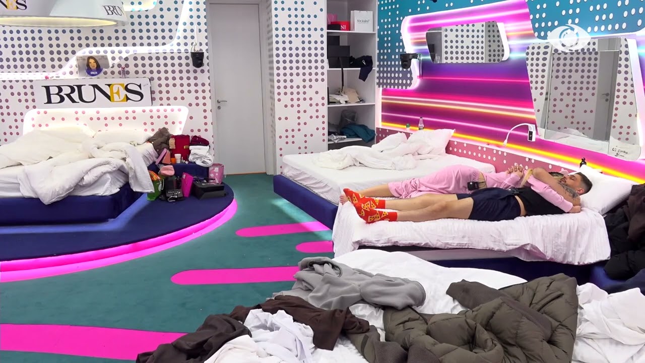 Perqafime dhe puthjes mes Selin dhe Gimbos