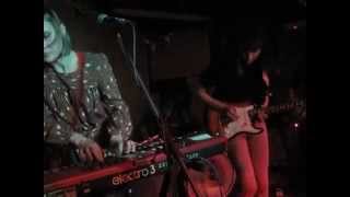 La Luz - Damp Face + I Wanna Be Alone (With You) (Live @ The Windmill, Brixton, London, 03/04/14)