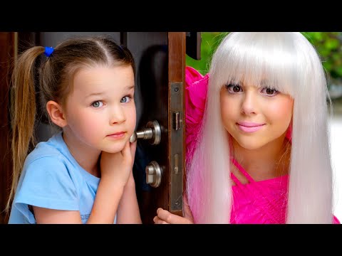 Cinq enfants avec Barbie et Ken