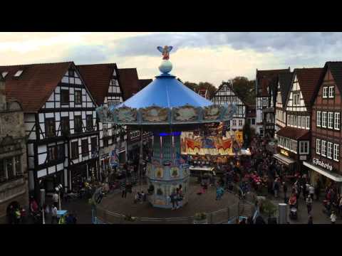 Rintelner Herbstmesse 2014. Das Kettenkarussell auf dem Marktplatz in Zeitraffer.