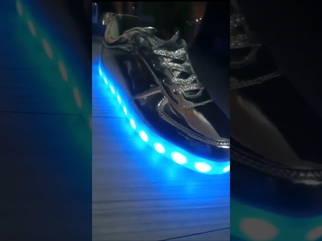 Vídeo relacionado con APTESOL 11 Modos LED Zapatillas, Zapatillas Altas con iluminación para Hombres y Mujeres, Zapatos con Luces Intermitentes Recargables por USB [Negro,43]