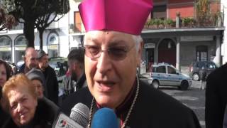 san-giuseppe-vesuviano-il-vescovo-benedice-la-croce