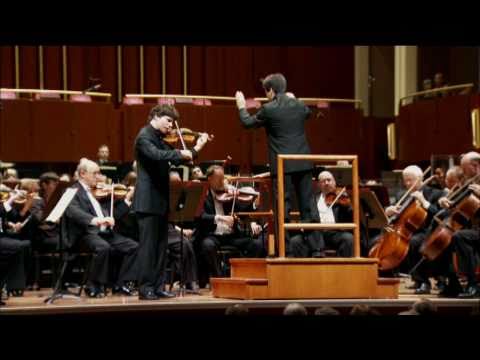 Augustin Hadelich performs Barber's Violin Concerto