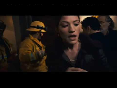 于是他笑着回答：“白花的季节。”