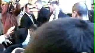 preview picture of video 'Jornalista atira sapatos contra Bush'