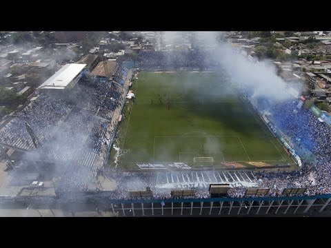 "Mirá desde el aire el recibimiento que le brindó la hinchada al equipo de Atlético" Barra: La Inimitable • Club: Atlético Tucumán