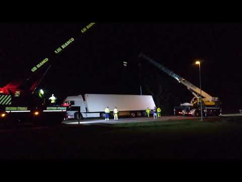 Recupero camion autoarticolato rovesciato