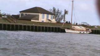 preview picture of video 'Entering Breydon Water from the River Yare'