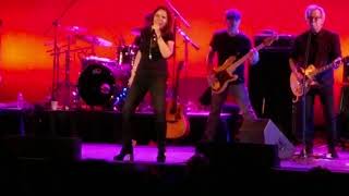 Patty Smyth and Scandal perform Make Me A Believer
