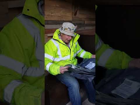UNWRAPPING AN AMAZON PARCEL WITH THE KNOTMAN