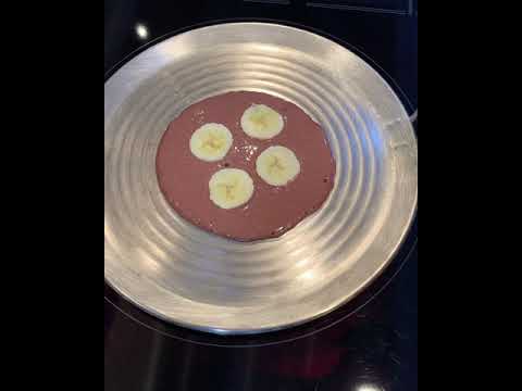 PANCAKES DE PLÁTANO Y CHOCOLATE SIN GLUTEN Y SIN AZÚCAR CON SIROPE DE FRUTOS ROJOS