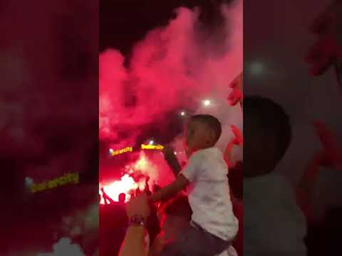 "La fiesta en Barranquilla. Hinchas copan las calles para celebrar una nueva consagración de Junior" Barra: Frente Rojiblanco Sur &bull; Club: Junior de Barranquilla &bull; País: Colombia