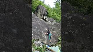 Video thumbnail de Problem B Boulder (15, Visido - Tetto di Filorera), 4c. Val Masino MOV