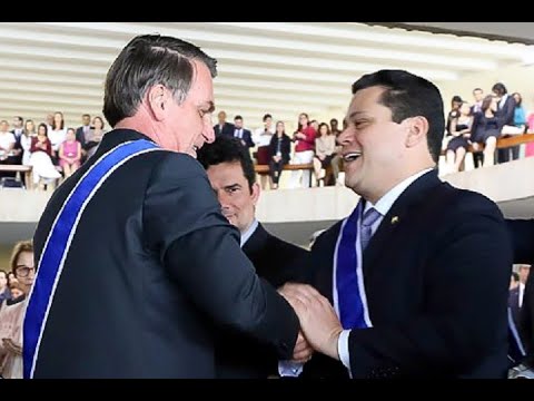 Davi Alcolumbre recebe de Bolsonaro a Ordem do Rio Branco