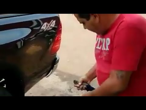 Man takes the iron trinca from his pocket and it sings right away