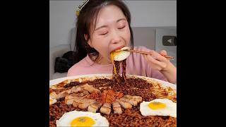 Download lagu Black Bean Noodles, Eggs, Kimchi & Pork🤤❤️ #asmr #mukbang #eatingsounds #satisfying@AmiAmi-uo5do mp3