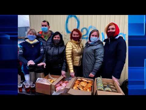 Курские волонтеры продолжают кормить обедами бездомных курян