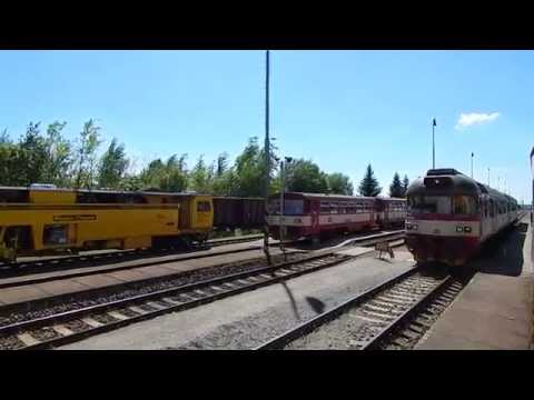 Rozjezd vlaků ve stanici Ostroměř