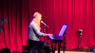 Past the moon - Jacqueline Govaert door Janick Winter