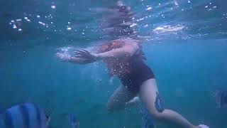 Un ami français est allé nager à Nha Trang pendant une demi-journée.