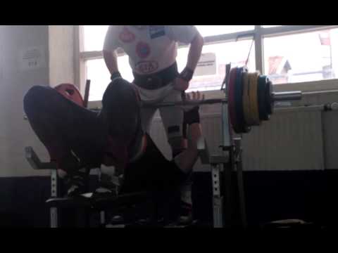 Bench 200kg, not nice but 200 anyway :)