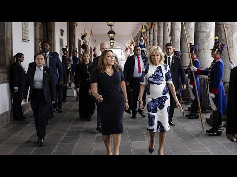 شاهد جيل بايدن تصل الإكوادور خلال جولتها اللاتينية