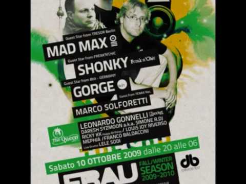 FRAU IN CONSOLLE PER PROJECT RECORD DARESH SYZMOON A.K.A. SIMONE R.DJ