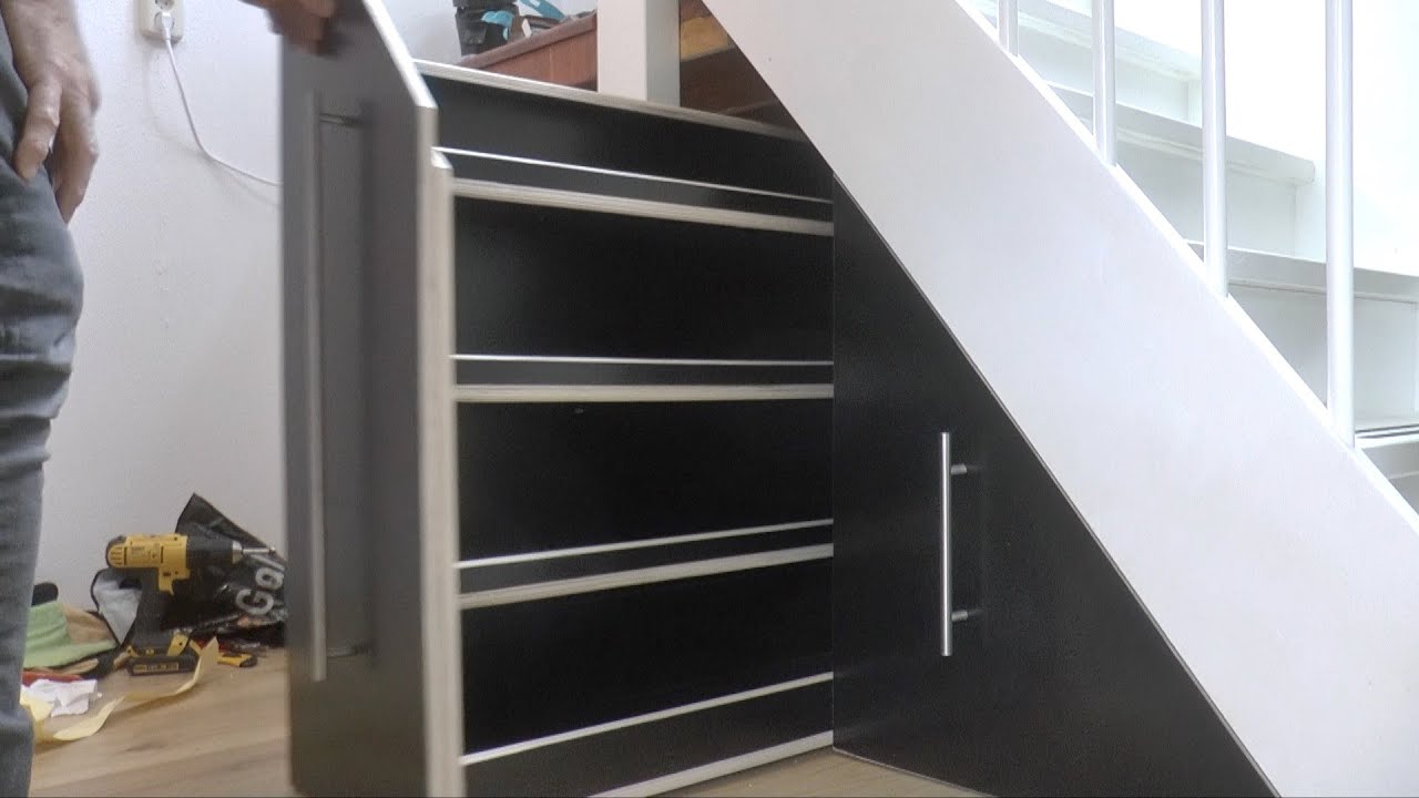 Een woning opknappen deel 13  Een trapkast met ladegeleiders maken - deel 3