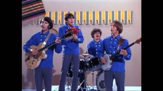 The Monkees - What Am I Doing Hangin&#39; Round