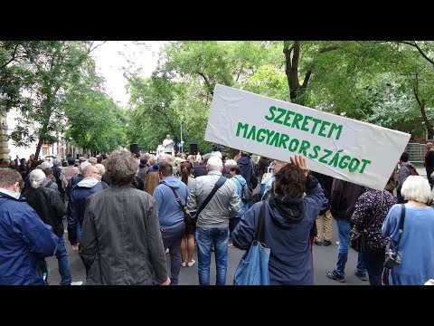 Rendületlenül Tüntetés Gulyás Márton Schilling Árpád és Vágó Gábor mellett néma résszel