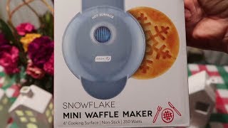 🎄DASH FESTIVE SNOW FLAKE MINI WAFFLE MAKER!  SO CUTE & GREAT GIFT IDEA! LETS MAKE SOME WAFFLES!🎅🏽