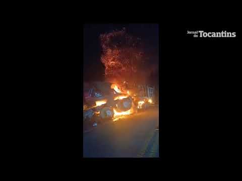Batida entre dois caminhões causa incêndio na TO-040