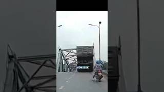 Download lagu Detik detik jembatan ambruk akibat banjir , truknya? #shorts #viralshorts #faktaunik #videoviral mp3
