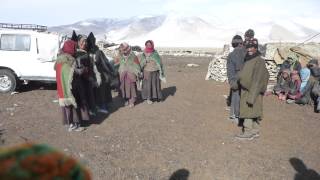 preview picture of video '03 mars 2014 qqs danses tibétaines pour nous acceuillir au village du STOKAR 4900m'