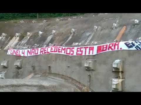 Movimento para receber o dinheiro da construção do Túnel 4 da Serra do Cafezal segue firme e forte com mais protesto com faixas , envergonhado uma obra tão bonita e importante para o Brasil