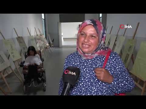 Engelli kızını her gün üniversiteye götürüp sınıf kapısında bekliyor