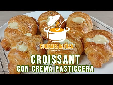 Croissant di pasta sfoglia fatti in casa, farciti con crema pasticcera